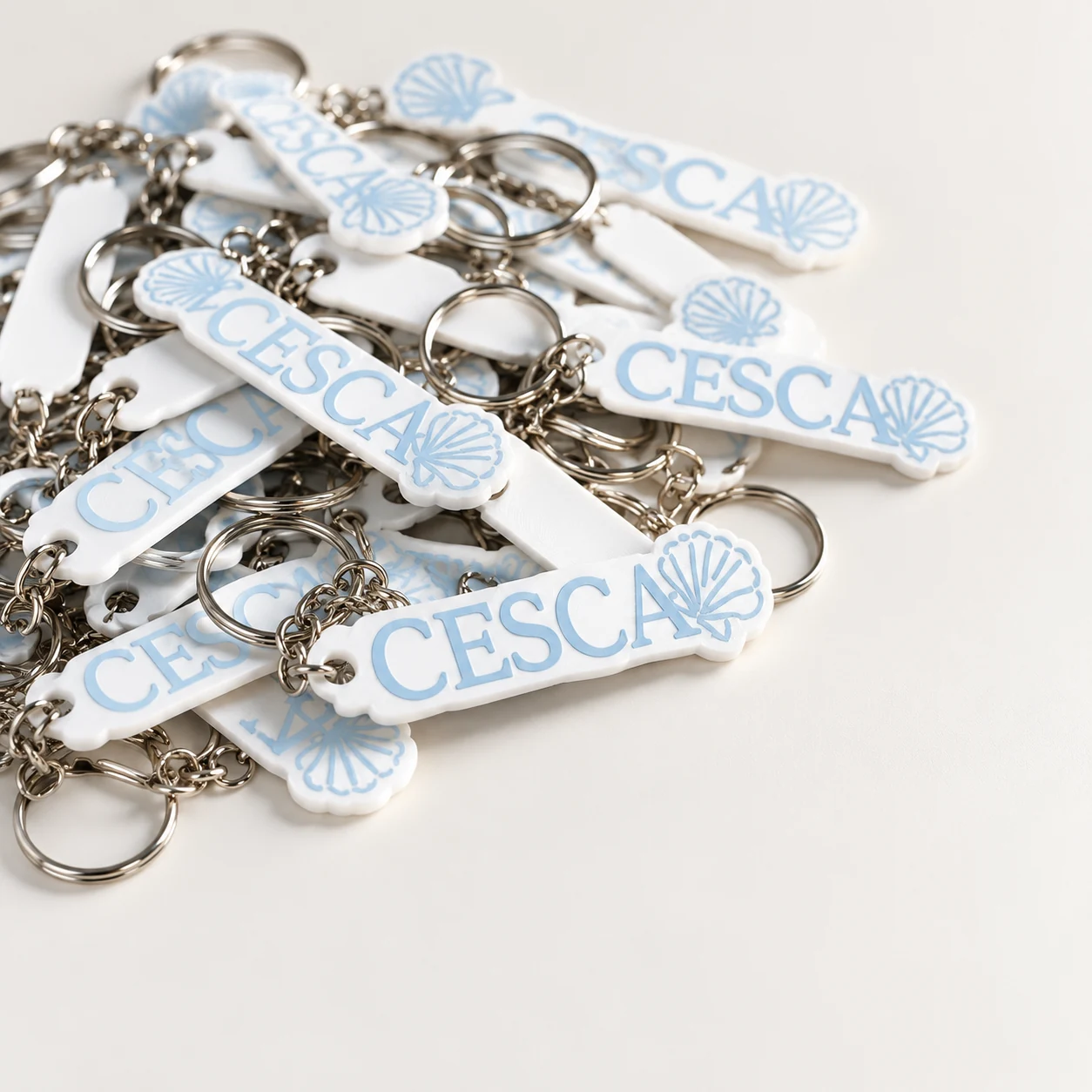 Llaveros blancos personalizados con logo