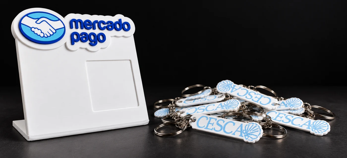 Soporte QR y llaveros personalizados para comercios